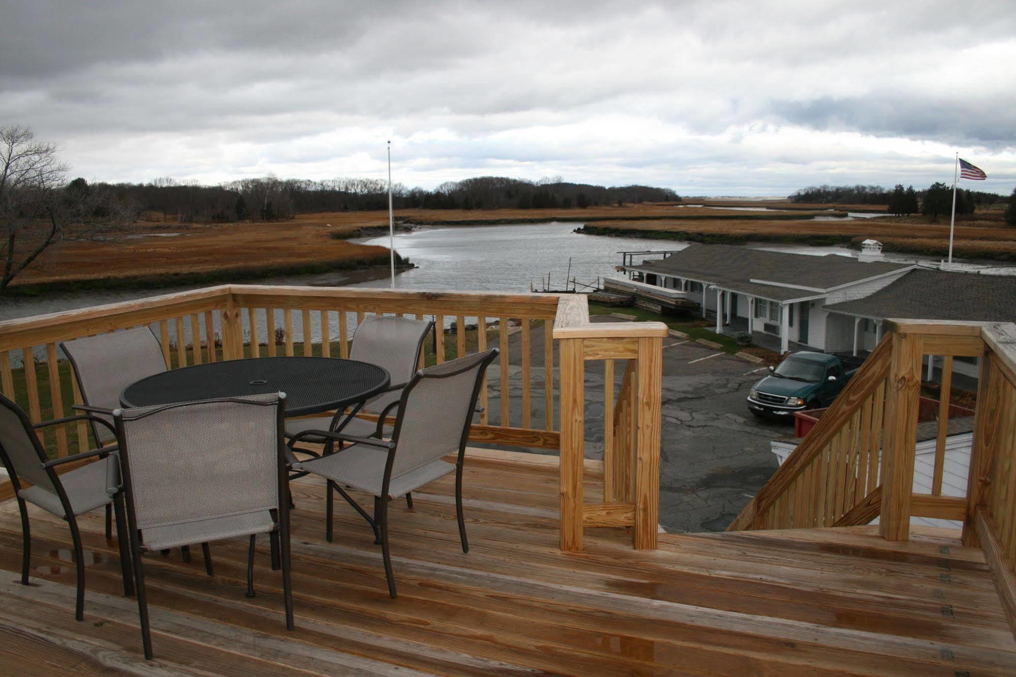 Shea'S Riverside Inn & Motel Essex Dış mekan fotoğraf