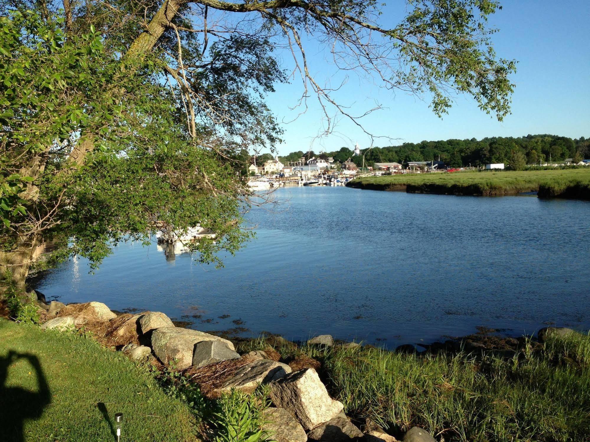 Shea'S Riverside Inn & Motel Essex Dış mekan fotoğraf