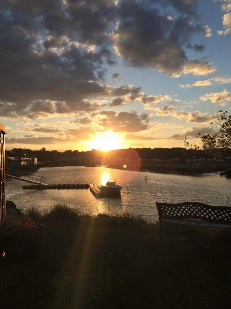 Shea'S Riverside Inn & Motel Essex Dış mekan fotoğraf